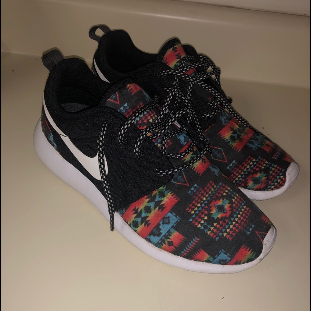 CUSTOM MADE AZTEC NIKE ROSHE